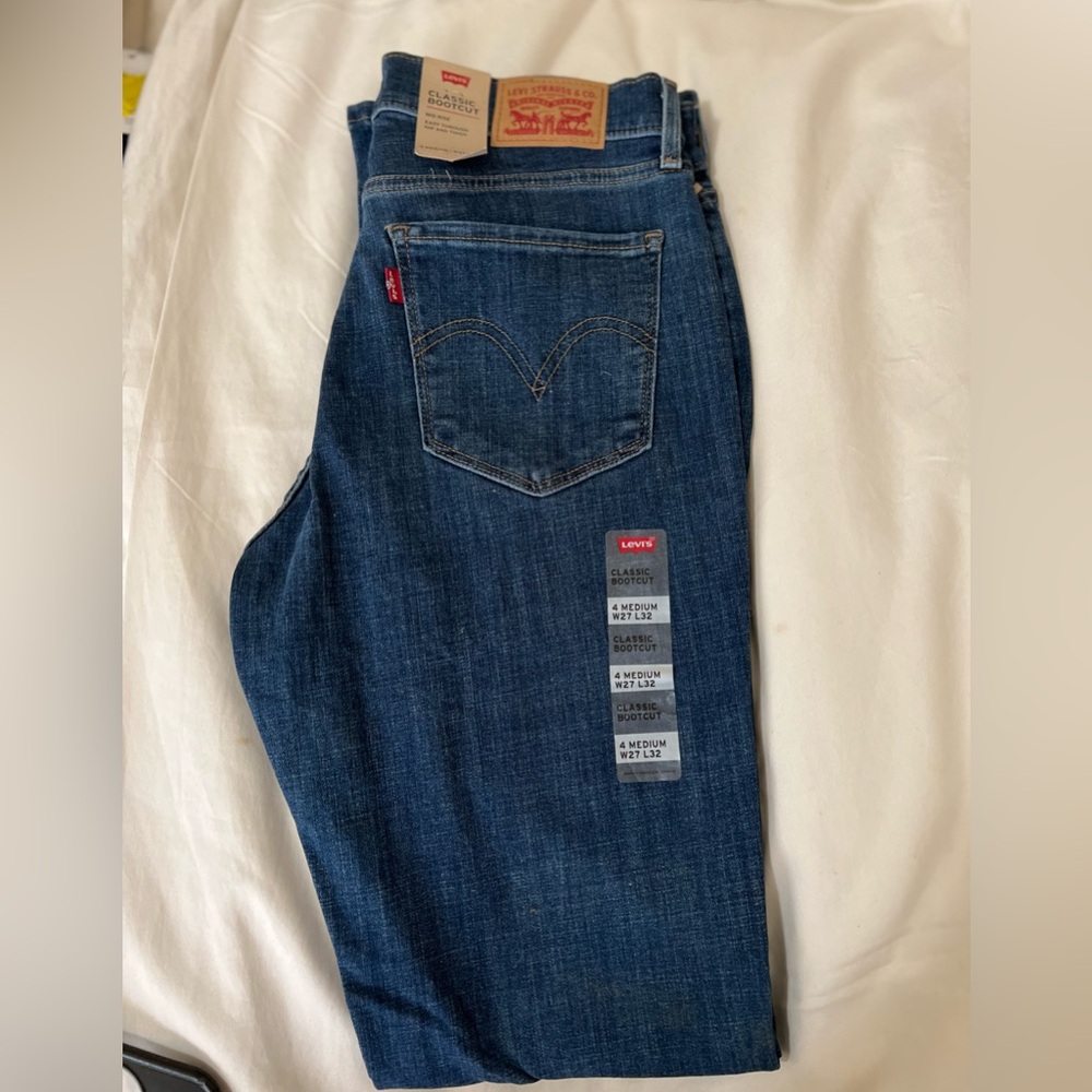 NWT- LEVIS CLASSIC BOOTCUT JEANS- size 27